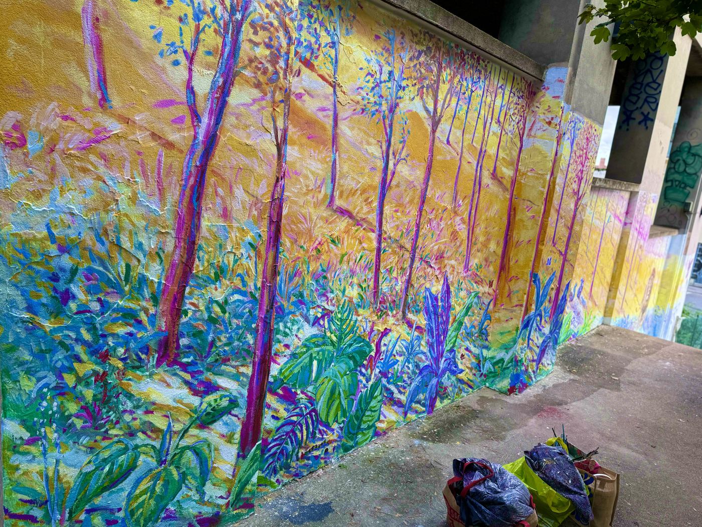 Fresque de rue, forêt colorée réalisée par Mory