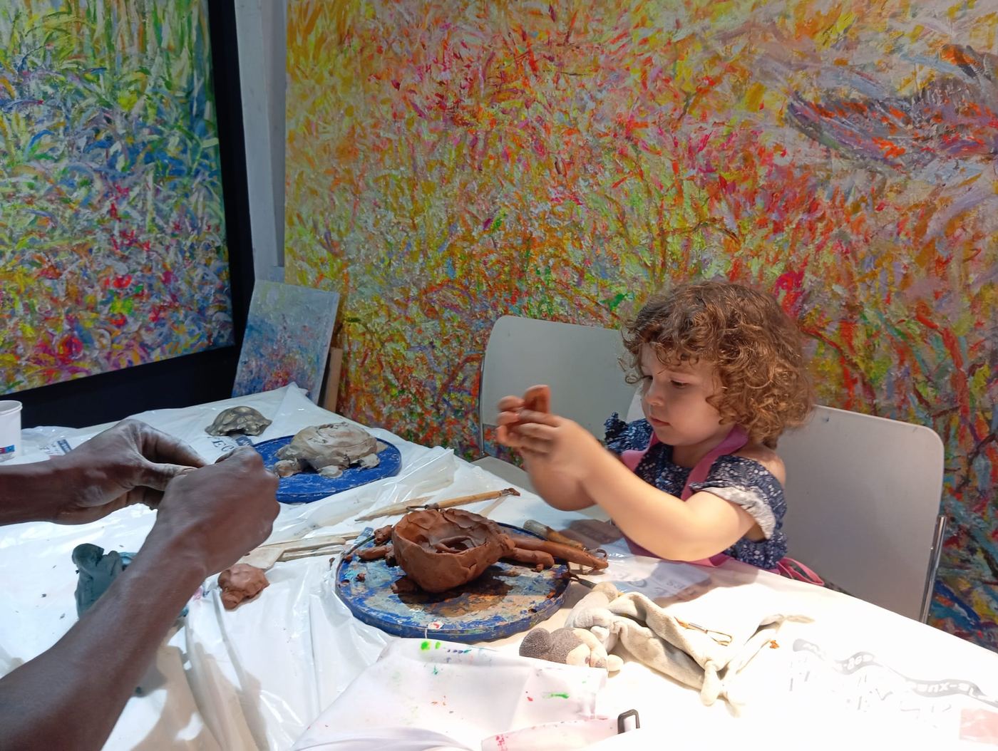 Enfant sculptant l'argile en famille à Lyon